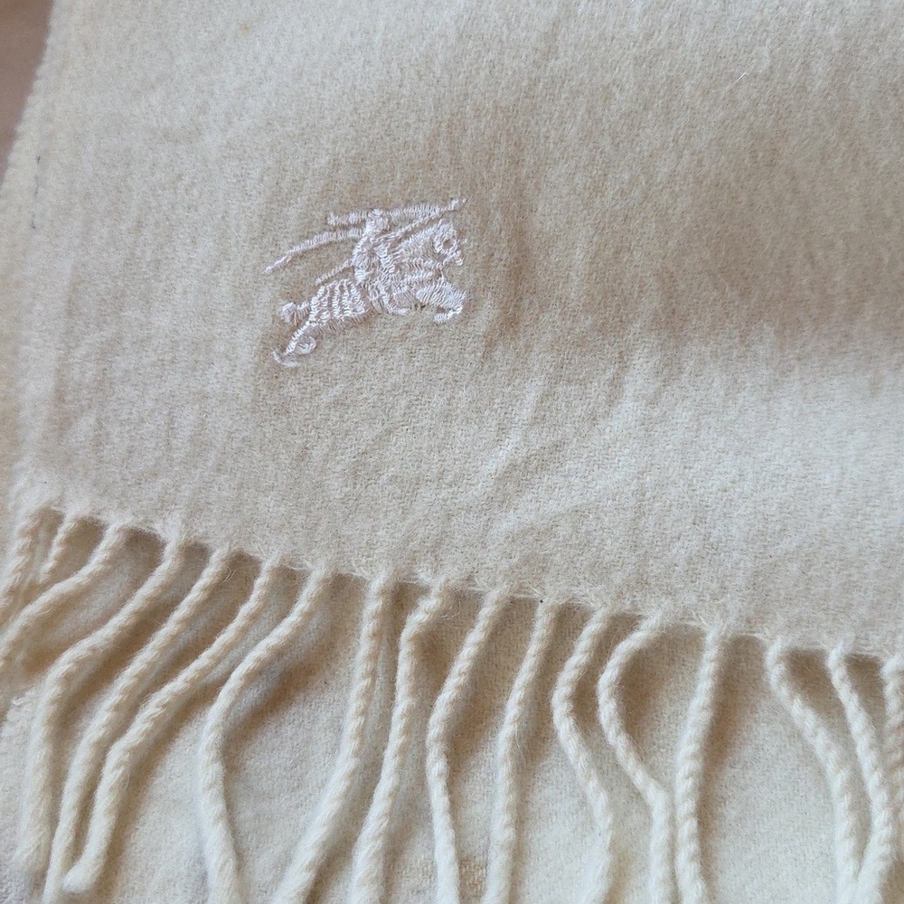 Burberry Luxurious Cream Lambswool Scarf‎ 🧣 - Picture 6 of 6
